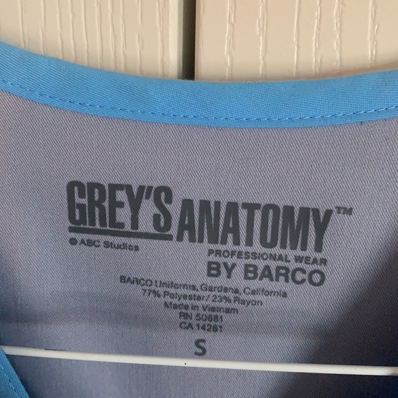 Grey’s Anatomy scrub top size small - Picture 2 of 3